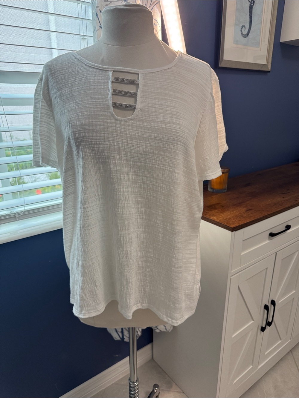 89th & Madison- Women’s White Textured Short-Sleeve Top with Keyhole Detail